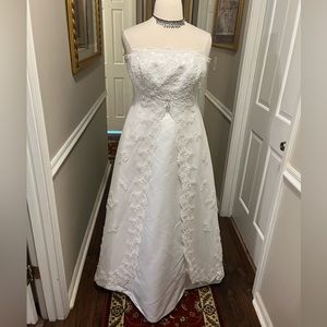 New Without Tags, Full Length, Fit and Flare, Strapless Wedding Gown. Size 16W
